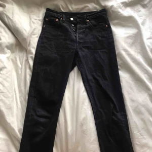  - Klassiska, svarta 501 jeans från Levi’s! Snygga till ALLT! Säljer pga att de inte längre passar mig. 