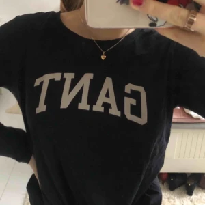  - Mörkblå Gant tröja i storlek M. Säljer för 100kr är använd men i bra skick:) Kan mötas upp i Stockholm annars står köpare för frakt☺️