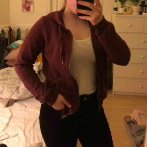 Röd tröja - Säljer min fina vinröda munkjacka från Ginatricot! Den är använd men fortfarande fin ❤️säljer eftersom att den inte kommer till användning ✨ frakten kostar 66 kronor 