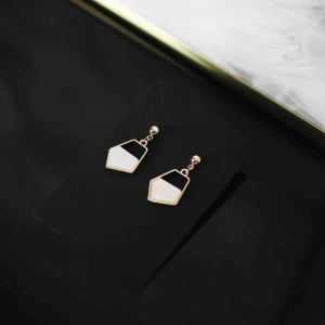 Örhängen  - Guldiga örhängen med vit detalj. Väldigt fina och helt nya såklart!🤍 Hör av dig vid intresse❄️