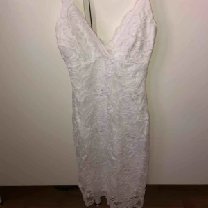  - Vit spetsklänning i storlek xs. Använd fåtal gånger.