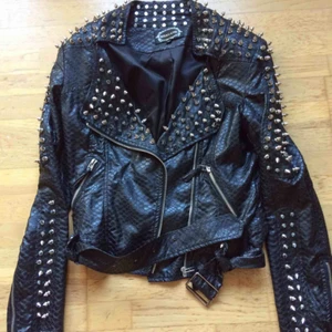  - Bikerjacka, köpt på köp&säljsida men som är för liten. Några nitar saknas men det går att köpa lösa nitar om man vill fixa det :) den behöver vädras så man tänker på det om man inte tål rök. Säljer den för samma jag köpte den för- 300 inkl vanlig frakt :)