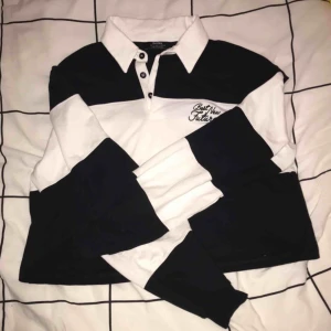  - Snygg tröja / skjorta i st S. Använd fåtal gånger , frakt inräknat i priset. Betalning via Swish, frågor? hör bara av dig ☺️