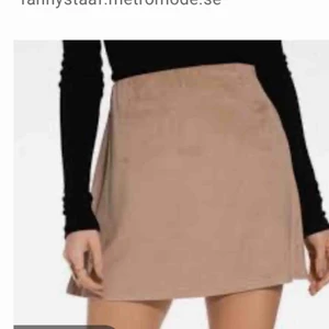  - Mockakjol från Nelly, beige färg, aldrig använd endast testad!! Strechtig så fungerar på S också! Frakt ingår