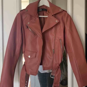  - Skinnjacka från Zara storlek XS men sitter som en S. Aldrig använd, köpare står för frakt. 