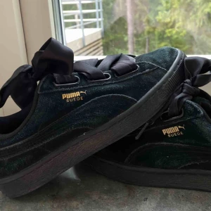  - Säljer mina fina och trendiga puma suede sneakers med satinsnören. Dom är använda men i bra skick! Storlek: 38 