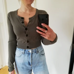 Grön kofta Saint tropez XS - Supermjuk mörkgrön kofta från Saint Tropez, knappt använd och i bra skick. Storlek XS. Obs den har svarta armbågslappar. 