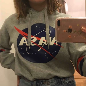  - supergullig liten hoodie från hm, i fint skick! Säljs då de inte är min stil längre! kan fraktas men köparen står för frakt