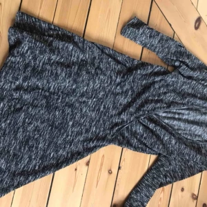  - Fin gråspräcklig klänning med lite tjockare tyg Går till lite ovanför knäna