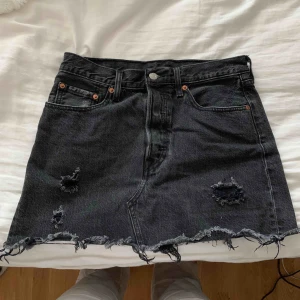  - Säljer min Levis kjol, eftersom den är för liten!  Använd ett par gånger 