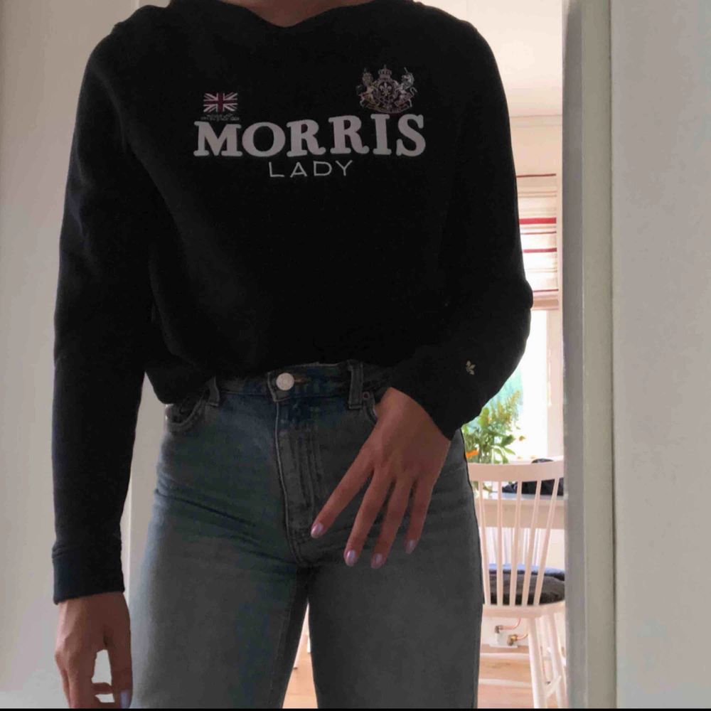 Knappt använd sweatshirt från Morris. Nypris 1200kr💖 Är en xs-s normalt och denna sitter lite oversized💕frakt 79kr tillkommer . Huvtröjor & Träningströjor.
