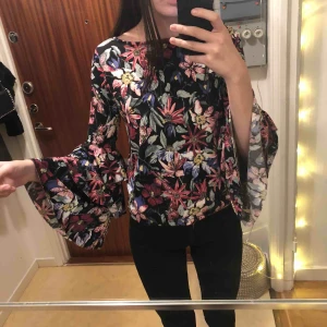 - Blommig topp med trumpetärm, sparsamt använd så i fint skick. Priset är inklusive frakt, betalning sker via swish💃🏽