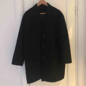  - Grymt skön vinterkappa i mohair. Använder ej pga har två liknande. Finns att köpa nu i butik för 1750kr Köparen står för frakt