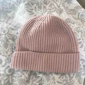  - Ljusrosa mössa från hm, köpt förra året aldrig använd. Fraktfillkommer!