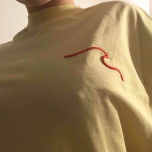  - En Weekday oversized T som har super bra material😍🔥 En våg på framsidan och på baksiden en text som finns på bild 3🐠🐟Köparen står för frakt och jag tar swish💕