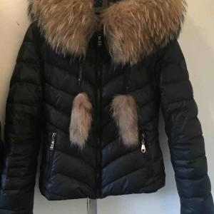 Pälsjacka  - Superfin och varm jacka från Hollies! Använd några få gånger förra säsongen annars som ny utan defekt!