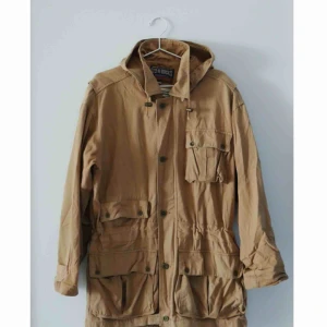 Army jacket - Beige army jacka från Red-n-Rocks 🌟 Strl M (tror det är herrstorlek pga rätt stor M), på mig som är xs/s är den väldigt oversize.  100% bomull. Superfint skick!  Köparen står för frakt.