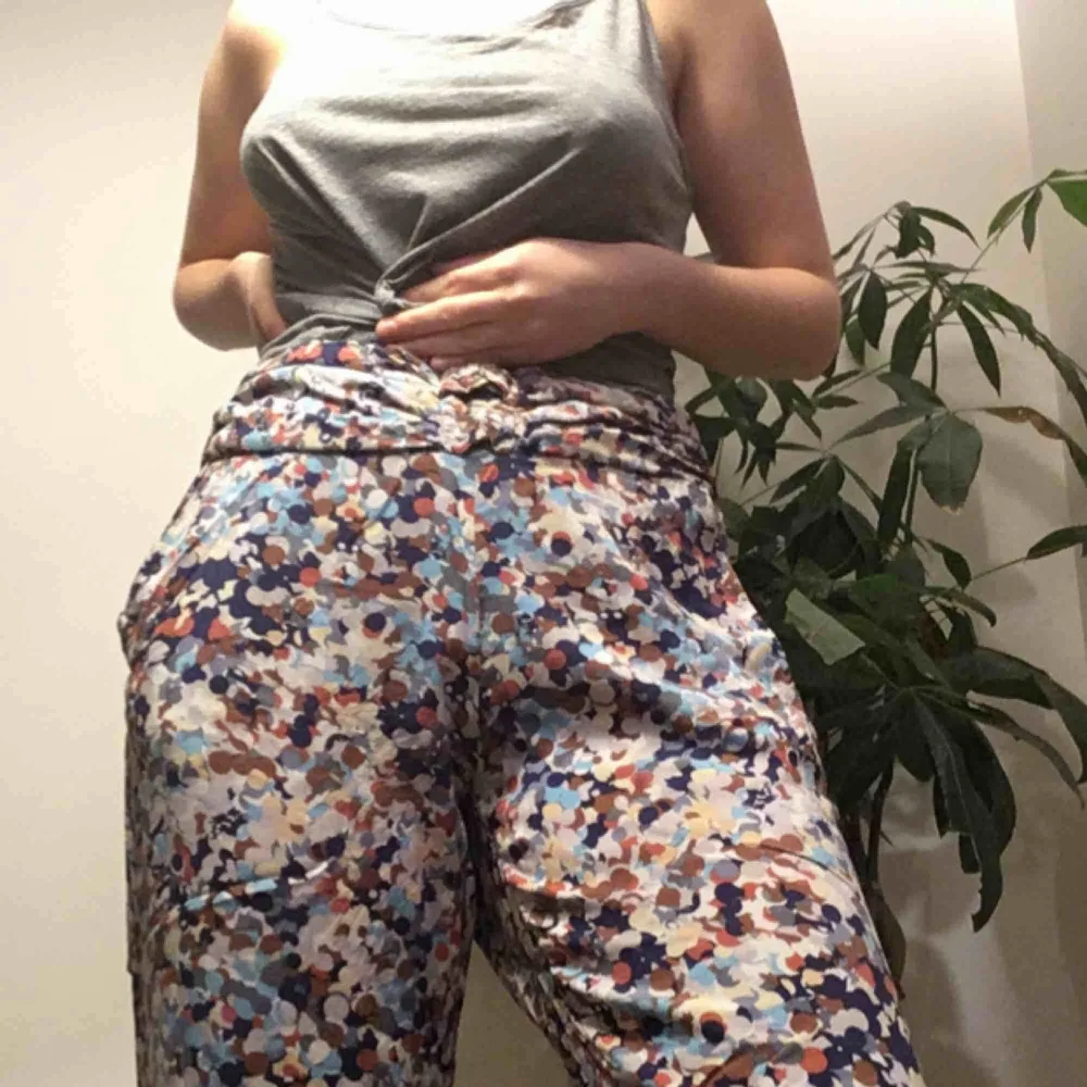 Super snygga byxor som har stretch och sitter absolut😍 vid🍑🍑!! Mönstret är väldigt snyggt och det är lätt att få till en snygg outfit, allt matchar❤️ Köparen står för frakt och jag tar swish👌. Jeans & Byxor.