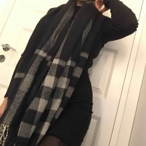  - Snyggg Halsduk i skönt o varmt material! 