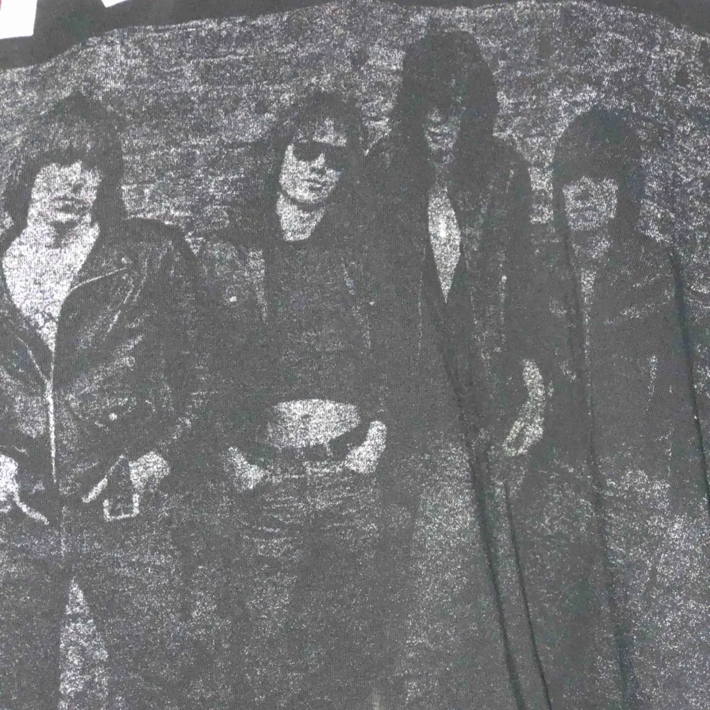 Ramones t-shirt från H&M med påsydda jeansarmar. . Toppar.