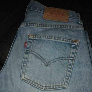 Snygga levis jeans, vintage modell, köpta för 999kr, frakt ligger på 65kr, säljes pga för små, snålt använda, snygga ljus blå färg, bootcut jeans skulle säga att dom passar small kan passa xsmall