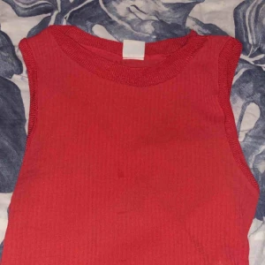  - Snygg top från ginatricot. Lite genomskinlig men inget en bra bh kan fixa😉 skön till sommaren