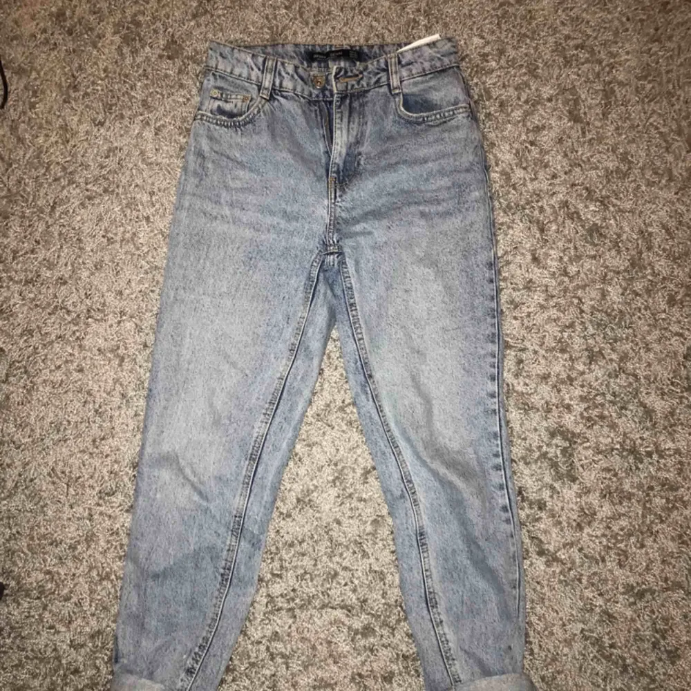 Ett par skit snygga mom jeans från bershka! Säljer pga att jag inte använder de tyvärr står att det är stl 32 men passar definitivt er som är stl 34! Tar emot swish och köparen står för frakten!💙. Jeans & Byxor.