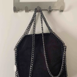  - Väldigt fin, använd fåtal gånger Frakt 50kr Måtten är H:29 B:25 D:9 cm