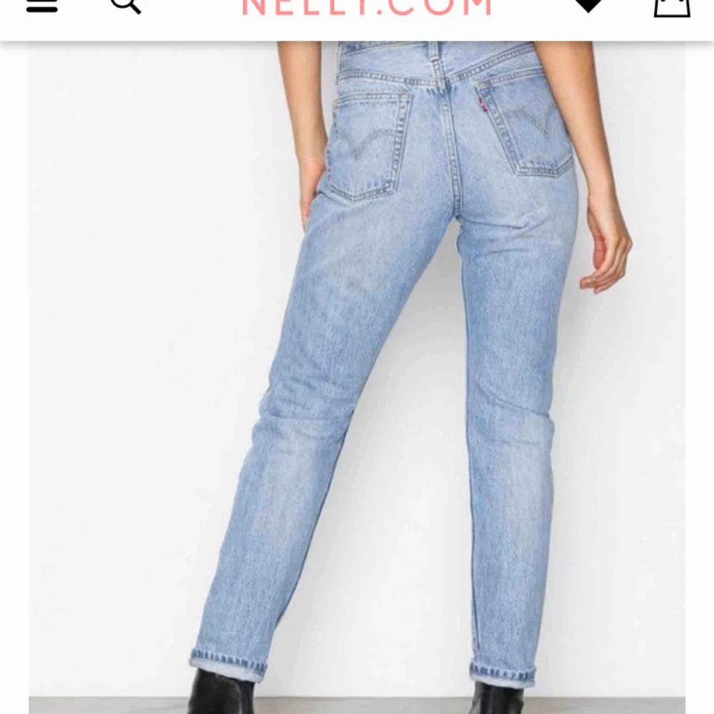 Säljer dessa suuuuper snygga Levis jeans!! Köpta för 1099 kr! Har klippt dom nere vid fotleden, så dom är slitna! Använd vid fåtal tillfällen & säljs då dom ej kommer till användning 😢. Jeans & Byxor.