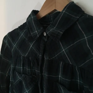  - lite längre, mörkgrön flanellskjorta. har haft den i många år, men den är fortfarande i nyskick. hämtas i sthlm eller skickas om du betalar frakt. säljer massor (kmr mycket nytt i dagarna), mängdrabatt finnes! 