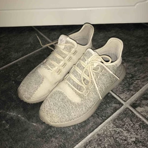  - Adidas rubular shadow knit i storlek 37 och 1/3 skulle säga att dom passar perfekt om man har mellan 37 och 38 eller 37. Lite stora i storleken för mig annars hade jag ej sålt dom, super sköna och super fina!