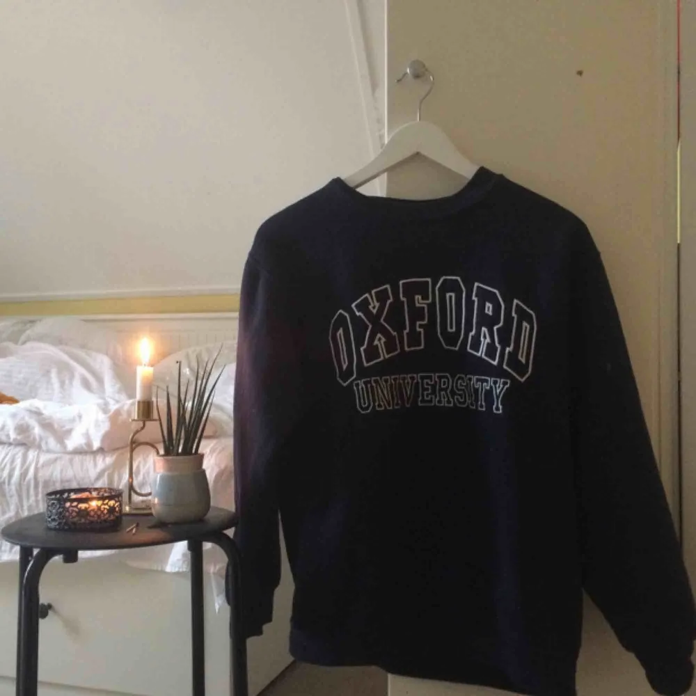 Snygg marinblå pullover köpt i Oxford. Används för sällan :’(( 🌻Frakt tillkommer🦕 No refunds 🌻. Hoodies.