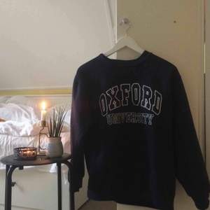 Snygg marinblå pullover köpt i Oxford. Används för sällan :’(( 🌻Frakt tillkommer🦕 No refunds 🌻