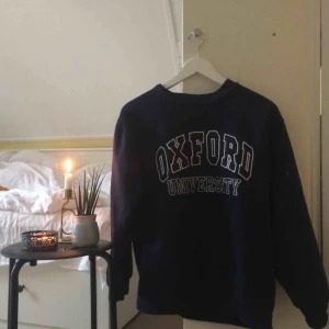  - Snygg marinblå pullover köpt i Oxford. Används för sällan :’(( 🌻Frakt tillkommer🦕 No refunds 🌻