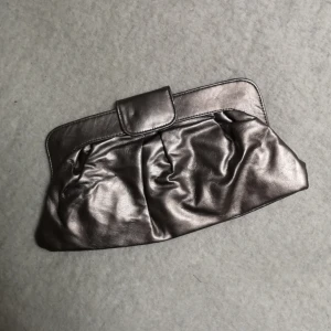  - Clutch i metallic från Accent. Använd vid ett tillfälle. 