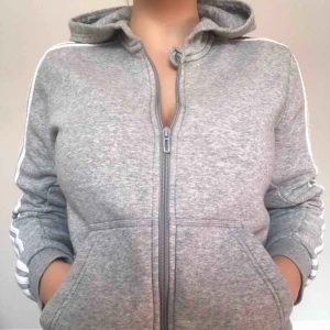  - Ljusgrå adidas hoodie, storlek 164. Använd enstaka gånger, som ny. 