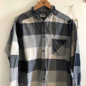  - Skjorta från Weekday. Stl L