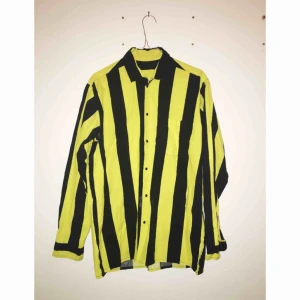  - Ball randig skjorta! Schysst som oversize också. 120 spänn med frakt inkluderat