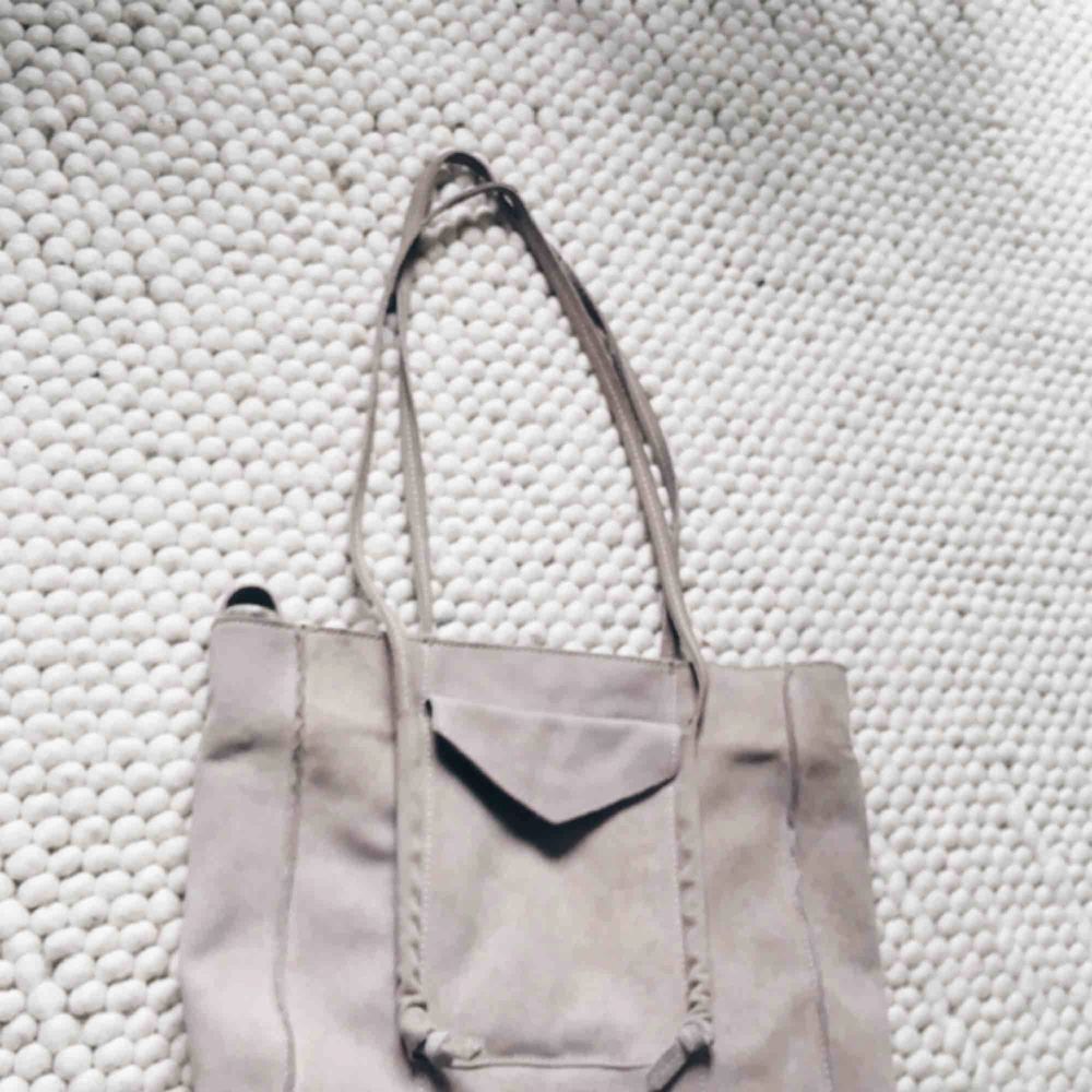 Beige väska i äkta mocka från Zara | Plick Second Hand