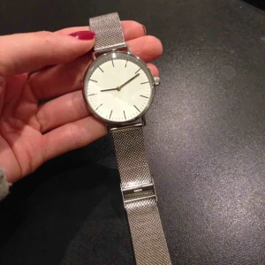  - Oanvänd damklocka utan loggor och liknande från Kiomi. Justerbart armband, fungerar felfritt.