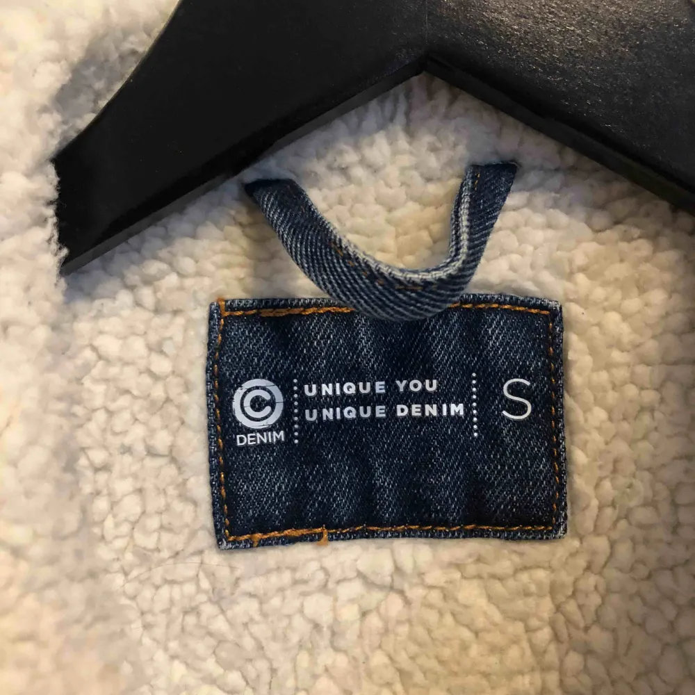 Säljer en jeans jacka med ludd inuti från Cubus, köpte jackan förra hösten för 599kr men den har mest hängt i garderoben💕  tar endast swish och kan skickas mot fraktkostnad, finns annars att hämta i Falun . Jackor.