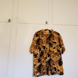  - Fet skjorta med mönster av öl, fåglar o växter. Köpt på beyond retro. Lite svår att ta bild på