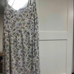  - Sommarklänning! Jättefin klänning som jag endast har använt på två skolavslutningar. Sitter snyggt och är väldigt bekväm. Kan mötas upp i Skåne (gärna runt Malmö/Lund) annars står köparen för frakten.