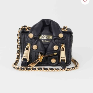  - Från HM x Moschino kollektion. Helt nytt, kan mötas upp vid t-centralen eller Odenplan. Kan skicka via post, 60kr på frakt med spårbar