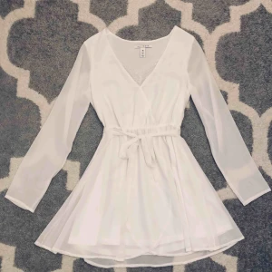  - Oanvänd chiffong klänning köpt från Nelly.com.  Frakten är redan räknad med priset.