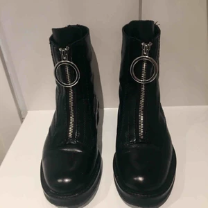  - Superfina kängor köpta på Mango i våras. Använda ett fåtal gånger då dom dessvärre är för små för mig..strl 37. 