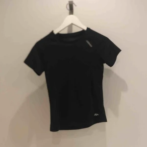  - Tränings T-shirt från karrhu! Lossnat lite från reflexen, se bild 3, men inget man tänker på!