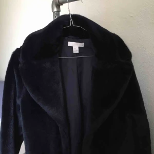  - Mörkblå fuskpäls från HM från förra året, använd fåtal gånger. Nyskick.