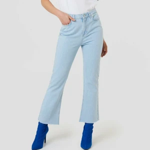  - Sold out super-stylish kick-flare jeans from NA-KD! Totally unused and new, size 32. Meet up on Södermalm or in the T-center or be sent for shipping cost. Write if you have questions!
