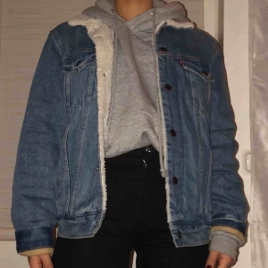  - Skitsnygg Levi’s sherpa jeans jacka använd endast ett fåtal gånger och i nyskick! Herrstorlek: S Säljer pga för stor för mig :-/ Pris kan absolut diskuteras